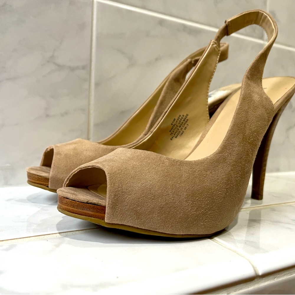Nine West suede pea toe heels worn once.